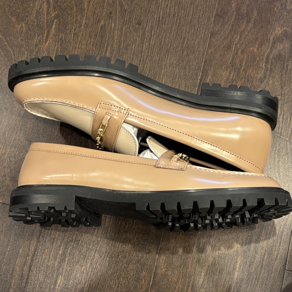 Ann Taylor Women's Beige and Brown Loafers with Gold Chain - Picture 2 of 4